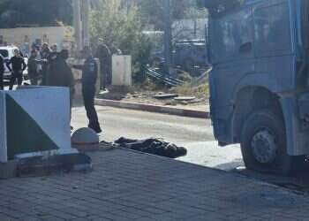 המחבל המנוטרל בזירת הפיגוע במחסום המנהרות. צילום: תנועת רגבים שני פצועים בפיגוע דקירה במחסום המנהרות – המחבל נוטרל