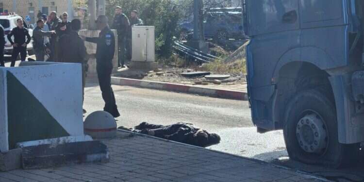 שני פצועים בפיגוע דקירה במחסום המנהרות – המחבל נוטרל