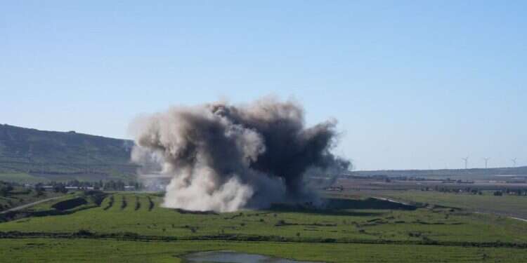 פיצוץ מוקשים מבוקר ברמת הגולן, ארכיון. צילום: אגף דוברות וקשרי ציבור במשרד הביטחון פיצוץ מוקשים מבוקר ברמת הגולן. צילום: אגף דוברות וקשרי ציבור במשרד הביטחון