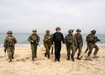 יואב גלנט בעת הסיור ברצועה