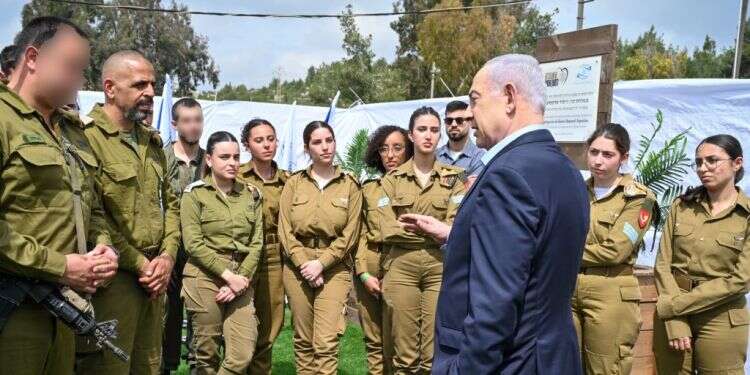 נתניהו עם התצפיתניות במחנה עופר. צילום: קובי גדעון/לע נתניהו: "אני הודף את הלחצים, ניכנס לרפיח"