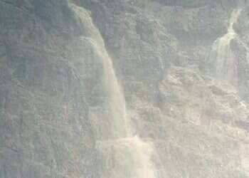 שיטפונות בעינות צוקים על מצוק העתקים.