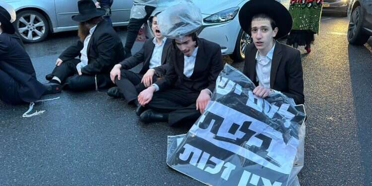 הפגנות נגד גיוס חרדים בירושלים, בחודש שעבר. צילום: דוברות המשטרה הוארך מעצרו של נהג החשוד בדריסת חרדי בהפגנות נגד הגיוס