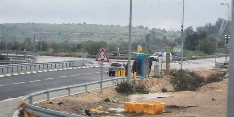 זירת הפיגוע סמוך לצומת הגוש. צילום: ישי גלעד, TPS הפיגוע בגוש עציון: שני אנשי כוחות הביטחון נפצעו, אחד במצב קשה