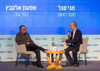 בחזרה לכפר עזה: שמעון אלקבץ וחגי סגל בשיחה אישית