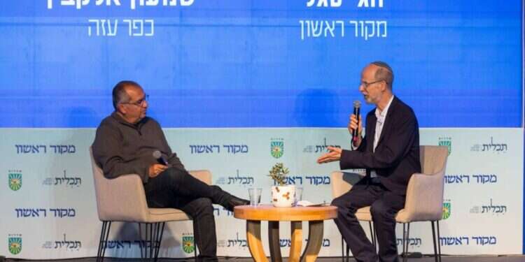 בחזרה לכפר עזה: שמעון אלקבץ וחגי סגל בשיחה אישית