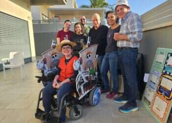 המתנדבים מקיבוץ בארי שמכינים תחפושות מיוחדות לילדים על כסאות גלגלים