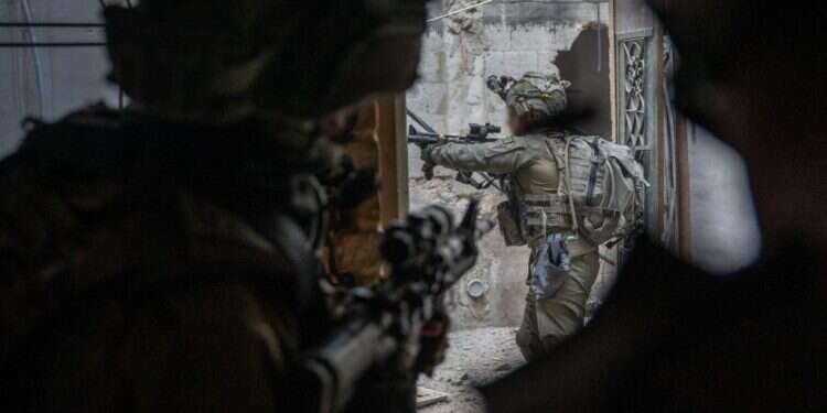 חטיבת הקונמנדו בחאן יונס. צילום: דובר צה פשיטות על בתי בכירים ומציאת אמל"ח: חטיבת הקומנדו ממשיכה להילחם