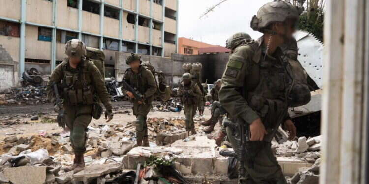 הם עדיין במאה אחוז לחימה. חיילי צה הם עדיין במאה אחוז לחימה. חיילי צה"ל בשיפא. צילום: דו"צ