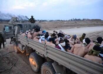 "נער שנכנס לבזוז זיהה שני ילדים בחדר וקרא למחבלים. זה סיוע לחטיפה". חשודים בהשתתפות בטבח שנעצרו בעזה. צילום: יוסי זליגר