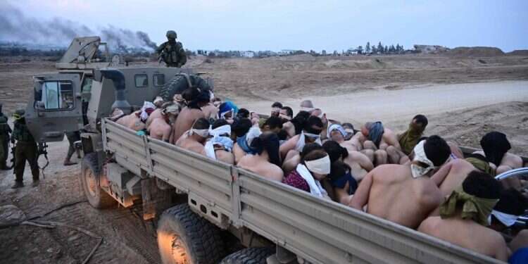 "נער שנכנס לבזוז זיהה שני ילדים בחדר וקרא למחבלים. זה סיוע לחטיפה". חשודים בהשתתפות בטבח שנעצרו בעזה. צילום: יוסי זליגר