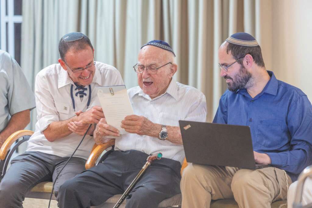 מסיבת יום הולדת תנועתית. אהרוני ומזכ"ל בני עקיבא יגאל קליין (משמאל) בחגיגות ה־ 91. צילום: יוסי אלוני