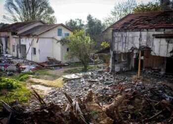 "הסיפורים האלה לא מפרקים, להפך". הריסות בקיבוץ בארי. צילום: אריק סולטן