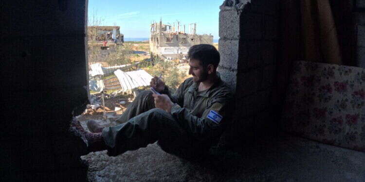 אלקנה כהן בתוך הרצועה. צילום: באדיבות המצולם אלקנה כהן בתוך הרצועה