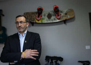 הרב פרץ בחדרו של דניאל.