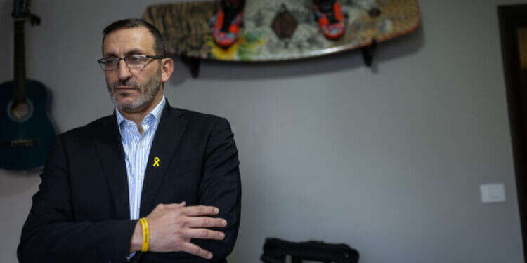 הרב פרץ בחדרו של דניאל. צילום: אריק סולטן
 הרב פרץ בחדרו של דניאל.