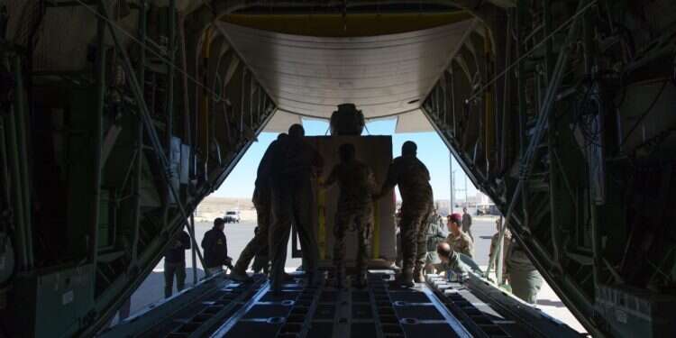 הצנחת סיוע לעזה. צילום: Hussam Hasan — for The Washington Post יקר ולא יעיל: מה גורם לעוד ועוד מדינות להצניח ציוד לעזה?