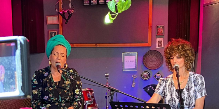 רחלי אנקרי ורוחמה בן יוסף - מעוררות אהבה. צילום: אודי גליניק, סלון בן דוסא בתל אביב "דווקא הדתל"שים מתו על קידוש ה' – הקב"ה מעיד עליהם שהם רעים אהובים"