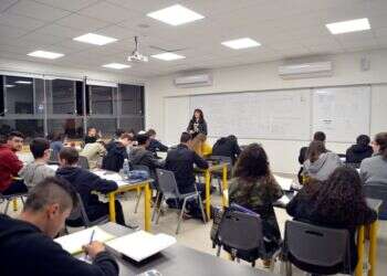 בין לבין: סיפור אותנטי, רגיש וחכם על קבלה והתמודדות