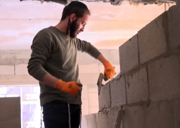 פועלים מסוג חדש. חרדים מתגייסים לענף הבנייה. צילום מסך מתוך כאן 11