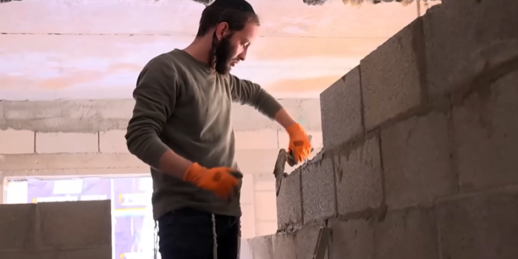 פועלים מסוג חדש. חרדים מתגייסים לענף הבנייה. צילום מסך מתוך כאן 11 פועלים מסוג חדש. חרדים מתגייסים לענף הבנייה. צילום מסך מתוך כאן 11