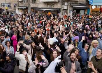 מסיבה בשוק מחנה יהודה בירושלים, 2023. צילום: ריקי רחמן אורה ושמחה: 10 מסיבות פורים השוות ביותר לדתיים בכל הארץ