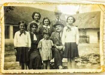 אשר אנשיל וגולדה הרשקוביץ (יושבים), בנם הבכור הרשי וחמש בנותיהן (אימי, נושי, היא השמאלית)