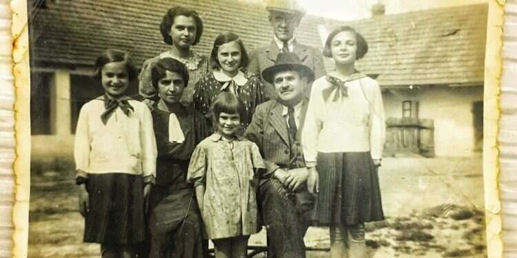 אשר אנשיל וגולדה הרשקוביץ (יושבים), בנם הבכור הרשי וחמש בנותיהן (אימי, נושי, היא השמאלית). צילום: באדיבות המשפחה אשר אנשיל וגולדה הרשקוביץ (יושבים), בנם הבכור הרשי וחמש בנותיהן (אימי, נושי, היא השמאלית)