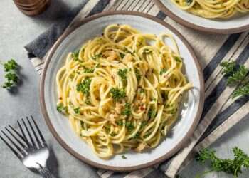 מבשלים עם המפונים: ארוחה מזינה להכנה בקלות מחומרי גלם בסיסיים