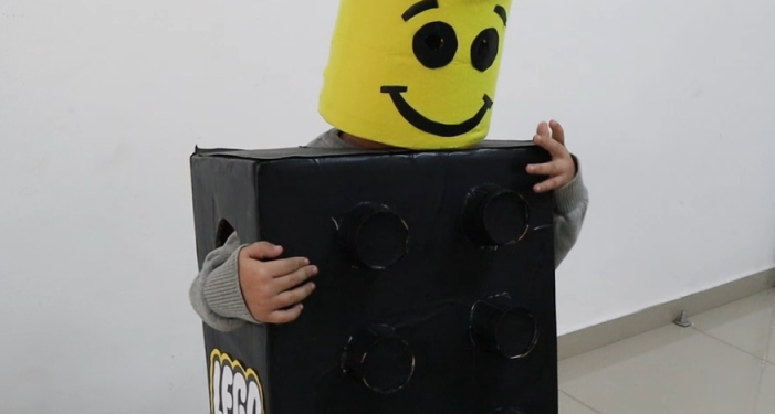 ראש לגו. צילום: חן כלפון מדוזה, פיית שיניים או גלידה: תחפושות מקוריות בדקה ה-90