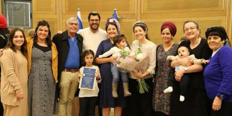 רב סרן אוריה ברוכי כהן בחיק משפחתה במשכן הכנסת. צילום: תנועת אמונה אוראל קלבו ראש המועצה הדתית, רב סרן במילואים: אשת השנה של תנועת אמונה