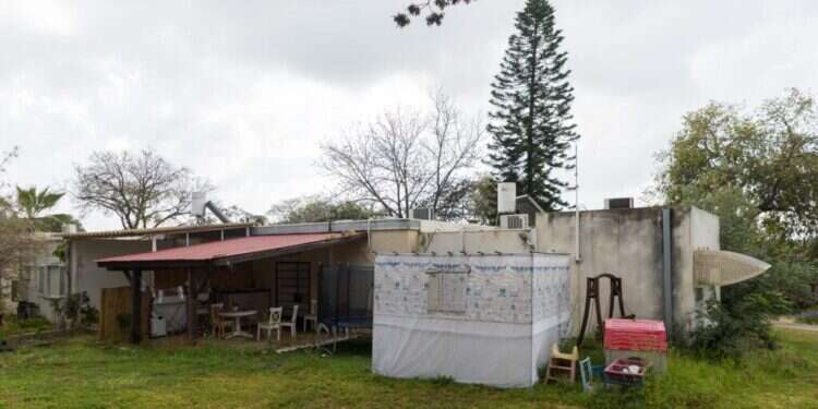 כפר־עזה, השבוע. סוכה מיותמת. צילום: לירון מולדובן