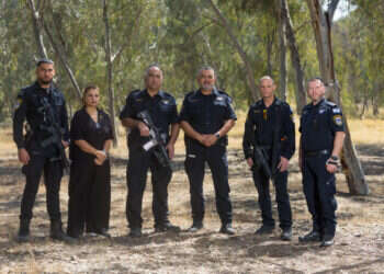 מימין: רס"מ גיא בייטמן, רס"ל רמו סלמן אל-הוזייל, סנ"צ ניבי אוחנה, רס"ב שוהם כהן, רס"ב ליאת צביאלי, סמ"ר באסם אמיר אלקרינאוי. צילום: לירון מולדובן.