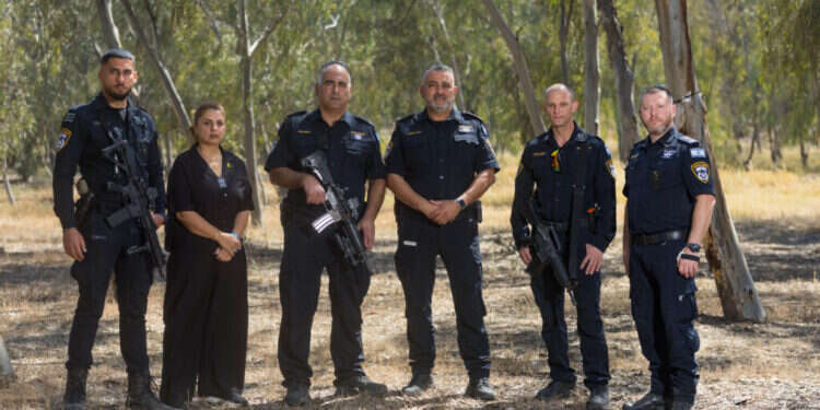 מימין: רס מימין: רס"מ גיא בייטמן, רס"ל רמו סלמן אל-הוזייל, סנ"צ ניבי אוחנה, רס"ב שוהם כהן, רס"ב ליאת צביאלי, סמ"ר באסם אמיר אלקרינאוי. צילום: לירון מולדובן.