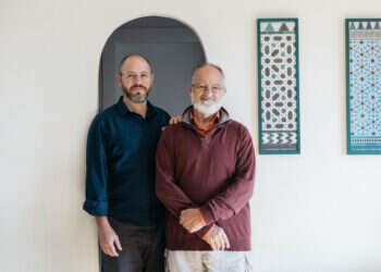 מישאל ציון ואביו נעם. צילום: אבישג שאר־ישוב