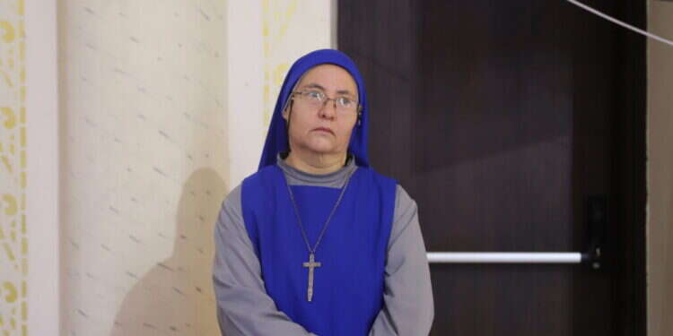 אישה הסתובבה במשך שנה עם גופת חברתה במזוודה