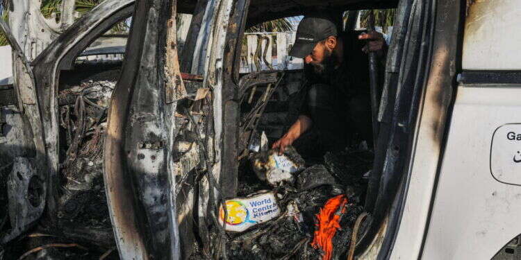 כלי הרכב של ארגון הסיוע WCK שהותקף בעזה, בשבוע שעבר. צילום: אי.פי.איי כלי הרכב של ארגון הסיוע WCK שהותקף בעזה, בשבוע שעבר. צילום: אי.פי.איי