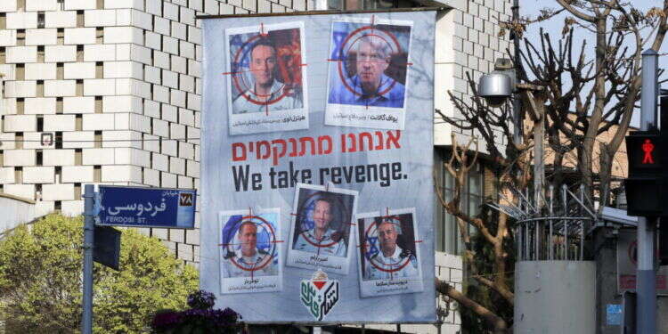 שלט חוצות בטהרן מבטיח נקמה בישראל ומציג בכירים במערכת ביטחון שעל הכוונת