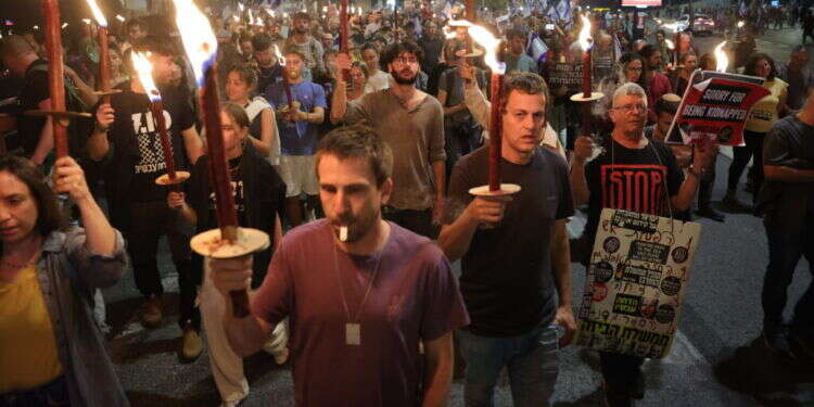 קריאה מודרנית לנקמת דם. מפגינים נגד הממשלה צועדים לבית ראש הממשלה, השבוע. צילום: אי.פי.איי קריאה מודרנית לנקמת דם. מפגינים נגד הממשלה צועדים לבית ראש הממשלה, השבוע. צילום: אי.פי.איי