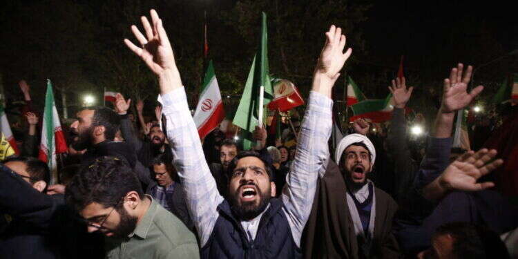 איראנים חוגגים בטהרן אחרי שיגור הטילים האיראניים לעבר ישראל. צילום: ABEDIN TAHERKENAREH, EPA הזמן אוזל: ב-7.10 ראינו מה קורה כשמסתמכים רק על הגנה