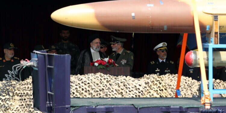 נשיא איראן ראיסי צופה במצעד הצבאי ביום הצבא. צילום: EPA היום שבו מתה ההרתעה?