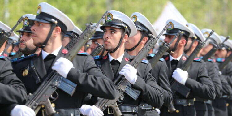 חיילים איראניים. צילום: EPA/ABEDIN TAHERKENAREH גורם המקורב לחיזבאללה: "איראן הסיגה את כוחותיה מדרום סוריה"