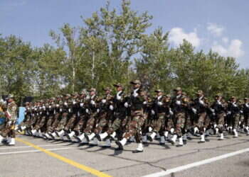 יום הצבא השנתי באיראן. טהרן, השבוע. צילום - EPA/ABEDIN TAHERKENAREH