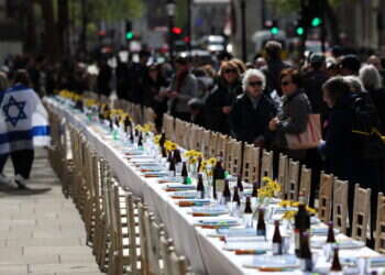 גאולה שלמה. מיצג שולחן ליל הסדר הריק של החטופים בלונדון, השבוע