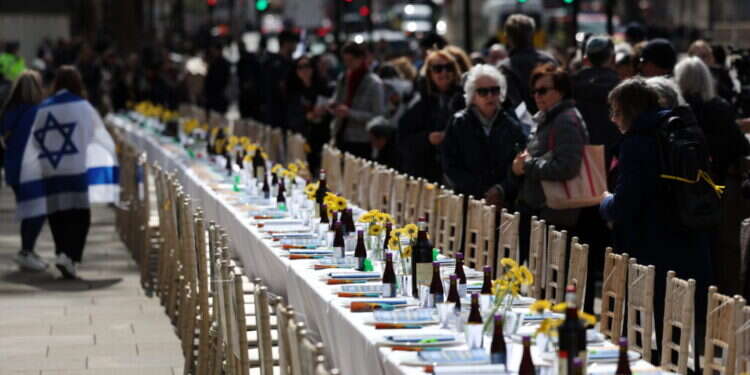 מיצג שולחן ליל הסדר הריק של החטופים בלונדון. צילום: EPA
גאולה שלמה. מיצג שולחן ליל הסדר הריק של החטופים בלונדון, השבוע