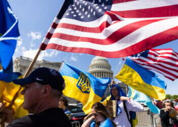 תומכי ישראל ואקראינה חוגגים מול הקונגרס עם העברת חוק כספי הסיוע אמש