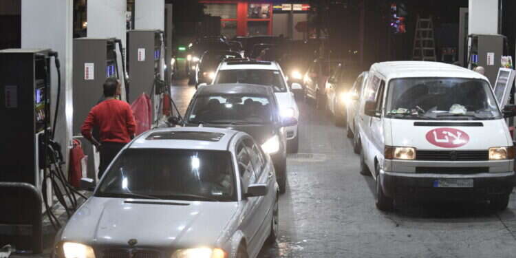 התורים בתחנות הדלק באיראן במוצאי שבת. צילום: רויטרס התורים בתחנות הדלק באיראן במוצאי שבת. צילום: רויטרס