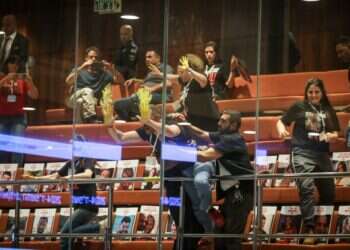 צבע צהוב על זכוכית המליאה: משפחות חטופים הפגינו ביציע הכנסת