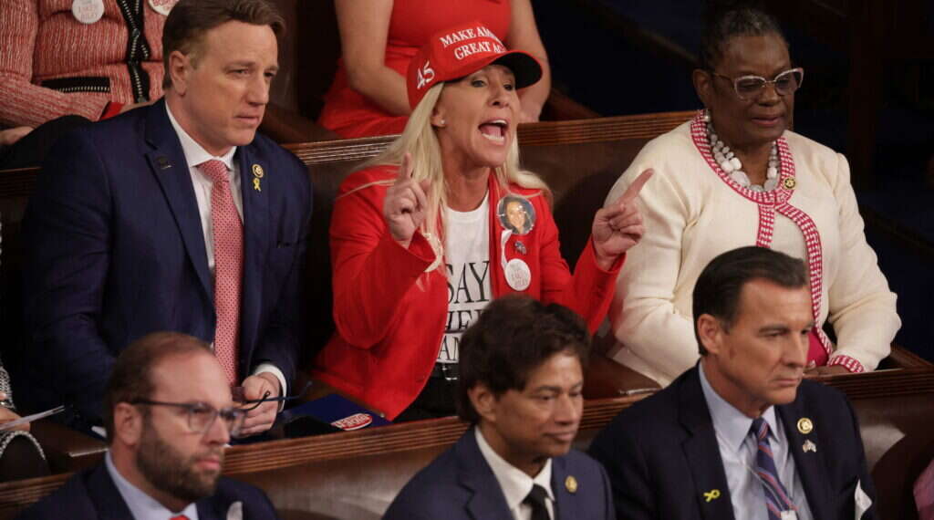 חברת הקונגרס הרפובליקנית הקיצונית מרג'ורי טיילור גרין מוקפת בעמיתיה במהלך נאום מצב האומה של ג'ו ביידן