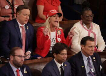 חברת הקונגרס הרפובליקנית הקיצונית מרג'ורי טיילור גרין מוקפת בעמיתיה במהלך נאום מצב האומה של ג'ו ביידן